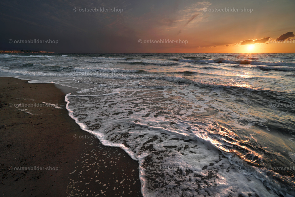 Brandung kurz vor Einbruch der Nacht | Wenige Minuten noch bis zum Sonnenuntergang an der Ostseeküste. Die letzten Lichtstrahlen des Tages liegen auf den Wellenkämmen.