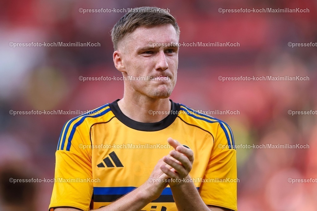 B0405082501265 | 05.08.2025, Fußball, Bayer 04 Leverkusen - Pisa Sporting Club, Testspiel, Saisoneröffnung in der BayArena, Saison 2025 2026: Enttäuschte Gesichter nach der 0:3 Niederlage für Pisa - Michel Aebischer (Pisa SC #20)  DFB regulations prohibit any use of photographs as image sequences and or quasi-video.