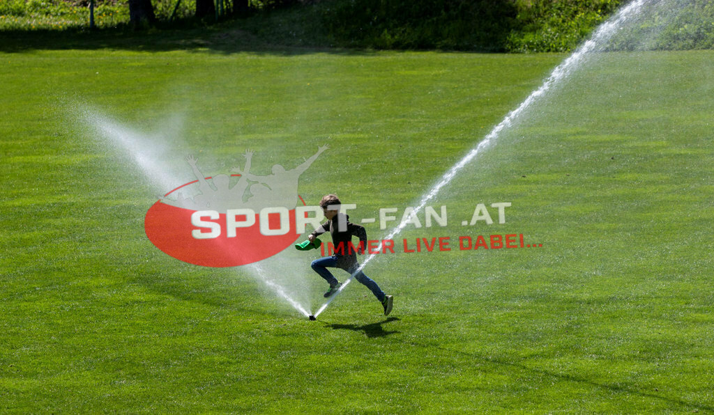Portugal  U15 -Czech Republic U15 | Fan ; Portugal  U15 -Czech Republic U15 am 29.04.2022 in Arnoldstein
(Sportplatz), AUSTRIA, (Photo by Ernst Krawagner sport-fan.at) - Realisiert mit Pictrs.com