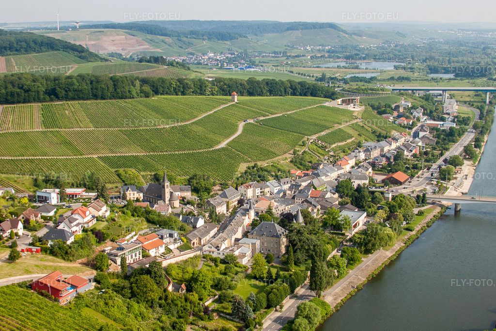 Vue aérienne: Centre du village entre vignes et bords de Moselle dans le quartier de Gréiwemaacher à Schengen dans le département Remich, Luxembourg. Photo: IMG_29411.jpg prise le 26/06/2010 par Werner Riehm/FLY-FOTO.eu – Résolution de l'original: 4290 x 2860 px