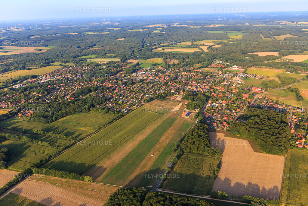 Luftbild: Stadtansicht aus Westen in Amelinghausen im Bundesland Niedersachsen in Deutschland. Foto: IMG_110068.jpg vom 16.08.2018 durch Werner Riehm/FLY-FOTO.de