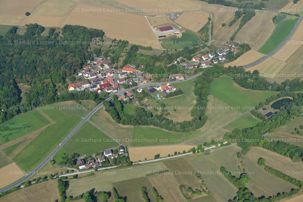 3650433 | KLINGEN 13.09.2016 Landwirtschaftliche Nutzflächen und Feldgrenzen  umsäumen das Siedlungsgebiet des Dorfes in Klingen im Bundesland Bayern, Deutschland // Agricultural land and field boundaries surround the settlement area of the village  in Klingen in the state Bavaria, Germany Foto: Gerhard Launer