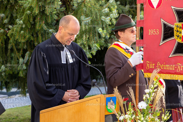 Kranzniederlegung am Karner bei der Stadtpfarrkirche "Maria in Dorn" | Bildershop von pixelworld.at - Realisiert mit Pictrs.com