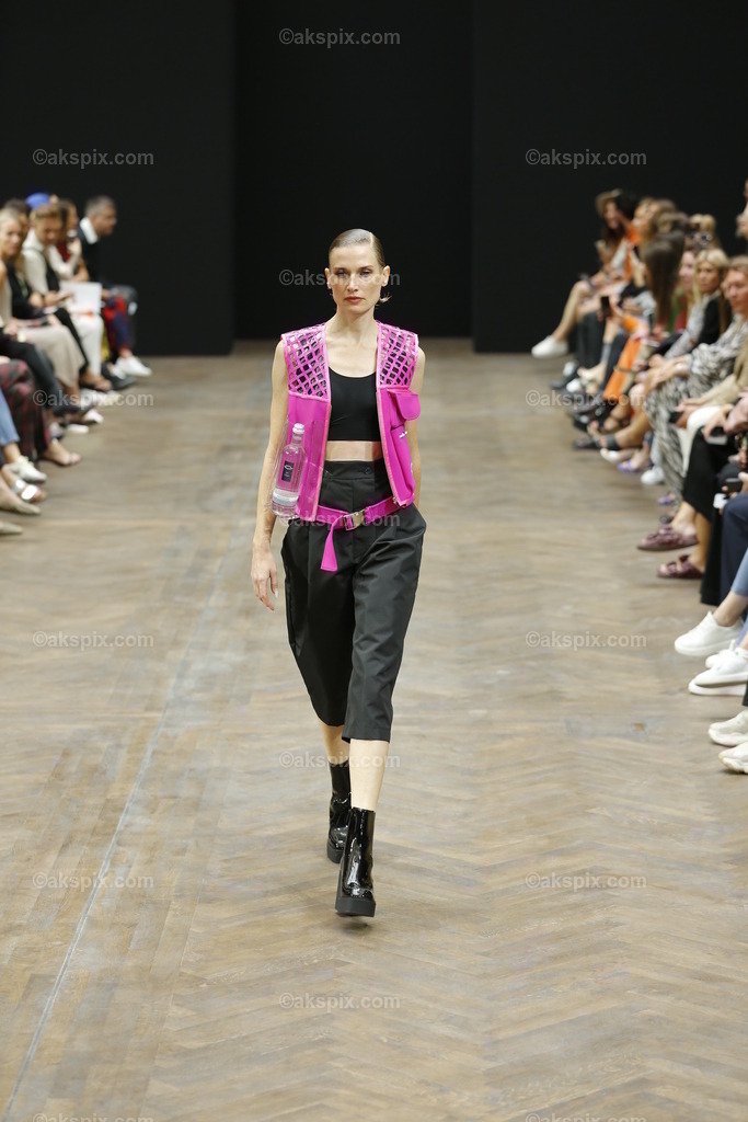 Kilian Kerner auf der  MBFW Spring/Summer 2023 | Mercedes-Benz Fashion Week (MBFW)  Frühling / Sommer 2023 im Hotel Telegraphenamt Berlin in Berlin-Mitte. Die Kollektionen von Kilian Kerner auf der MBFW Spring/Summer 2023. Das Bild zeigt Models mit der Kollektion von Kilian Kerner.