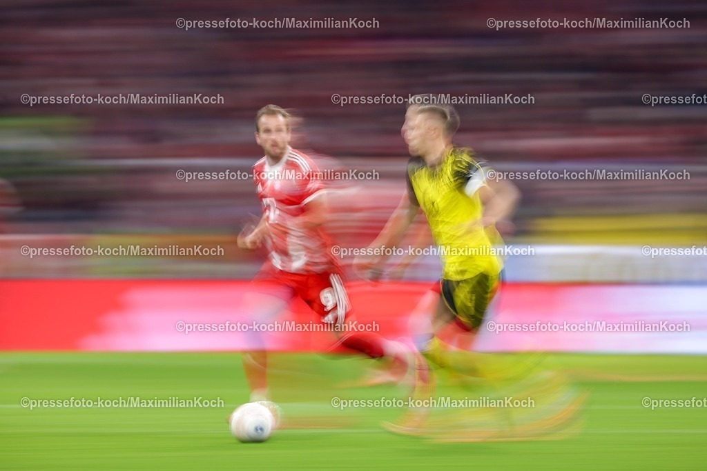 FCB18102501177 | 18.10.2025, Fußball, FC Bayern München - Borussia Dortmund, 1. Fußball Bundesliga, 7. Spieltag, Allianz Arena, Saison 2025 2026: Harry Kane (FC Bayern Muenchen #09) im Zweikampf gegen  Nico Schlotterbeck (BVB #04)  Anmerkung des Fotografen: Dynamischer Wischeffekt durch lange belichtung dynamik MitzieherDFB regulations prohibit any use of photographs as image sequences and or quasi-video.