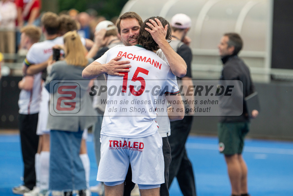 Final4_20250601-1612-Z09_4996 | Krefeld, Deutschland, 01.06.2025:  Feldhockey Final4 2025 – „Deutsche Feldhockey-Meisterschaften 2025“ Crefelder HTC - Rot-Weiss Köln (Finale Herren) im Gerd-Wellen-Hockeyanlage am 01.06.2025 in Krefeld, Deutschland. (Foto von Kramhöller/Fehrmann/Kaste)Krefeld, Germany, 01.06.2025: Feldhockey Final4 2025 – „Deutsche Feldhockey-Meisterschaften 2025“ Harvestehuder HTC - Düsseldorfer HC (Finale Damen) in Gerd-Wellen-Hockeyanlage at 01.06.2025 in Krefeld, Deutschland. (Foto from Kramhöller/Fehrmann/Kaste)