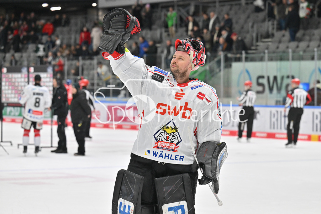 Augsburger Panther - Fischtown Bremerhaven | AUGSBURG, GERMANY - 25. JANUARY: die Spieler der Gäste feiern zusamen mit den Fans den 2-1 Auswärtssieg in Augsburg nach dem Match zwischen den Augsburger Panthern und den Fischtown Pinguins am 43. Spieltag der Penny DEL im Curt Frenzel Stadion / Julius HUDACEK (Fischtown Bremerhaven 33)