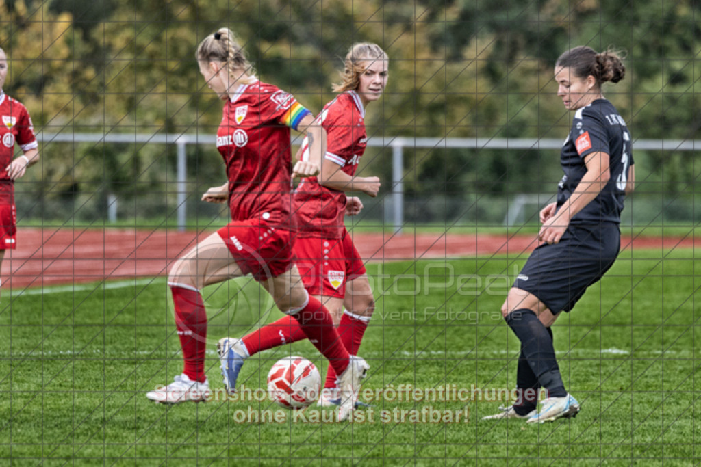 20251012_144431_1285-Bearbeitet | #,1.FC Donzdorf (schwarz) vs. VfB Stuttgart II (rot), Fussball, Frauen-Verbandsliga Württemberg, 05. Spieltag, Saison 2025/2026, Rasenplatz Lautertal Stadion, Süßener Straße 16, 73072 Donzdorf, 12.10.2025 - 13:00 Uhr,Foto: PhotoPeet-Sportfotografie/Peter Harich