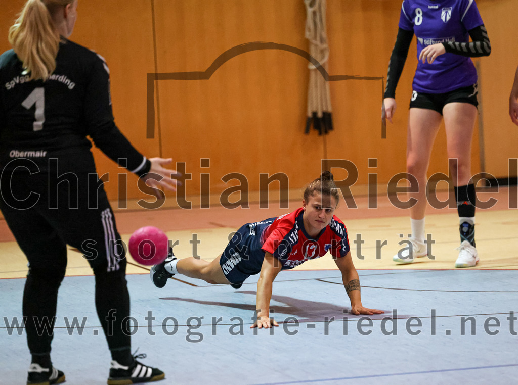 2022-11-19_095_SpVgg_Altenerding_gegen_HC_Donau-Paar | Erding, Deutschland, 19.11.2022:
Handball, Bezirksoberliga Frauen Altbayern 2022 / 2023, 5. Spieltag, SpVgg Altenerding gegen HC Donau/Paar, Endergebnis: 22:33

Torfrau Lara Kullmann (SpVgg Altenerding, #11), Nora Wagner (HC Donau/Paar, #13)

Foto: Christian Riedel / fotografie-riedel.net