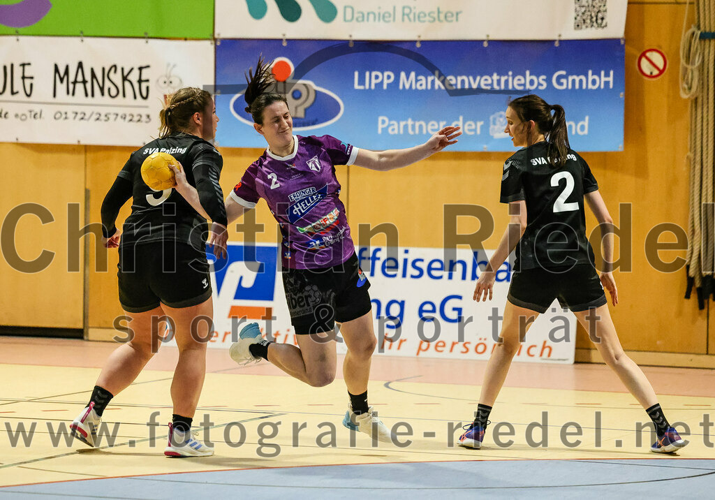 2024-02-10_092_SpVgg_Altenerding_gegen_SVA_Palzing | Erding, Deutschland, 10.02.2024:
Handball, Bezirksoberliga Frauen Altbayern 2023 / 2024, 14. Spieltag, SpVgg Altenerding gegen SVA Palzing, Endergebnis: 27:28

Franka Straubinger (SVA Palzing, #9), Janina Konrad (SpVgg Altenerding, #2), Anja Schmidt (SVA Palzing, #2)

Foto: Christian Riedel / fotografie-riedel.net