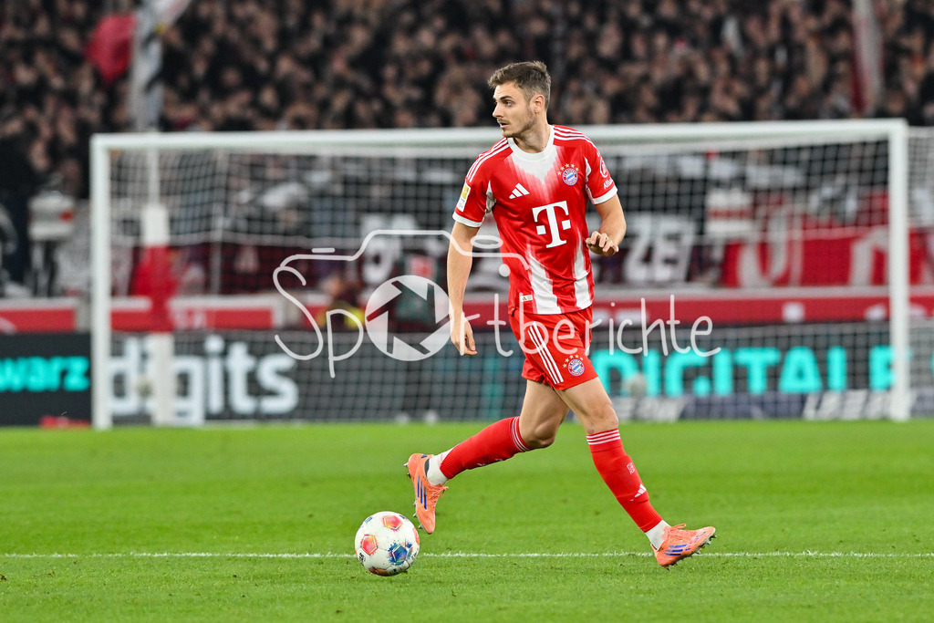 VfB Stuttgart - FC Bayern München | STUTTGART, GERMANY - 06. DECEMBER: am Ball Josip STANISIC (FC Bayern Munich 44) / Einzelfoto / Freisteller während dem Bundesligamatch zwischen dem VfB Stuttgart und dem FC Bayern München am 13. Spieltag in der MHP Arena / DFL REGULATIONS PROHIBIT ANY USE OF PHOTOGRAPHS AS IMAGE SEQUENCES AND/OR QUASI-VIDEO