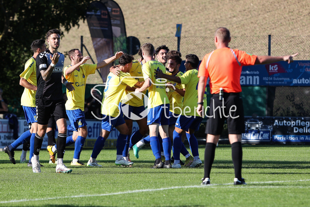 FC Pipinsried - SV Wacker Burghausen | Jubel der Hausherren nach dem Tor zum 1-0 durch Benedikt WIEGERT (FCP #28)