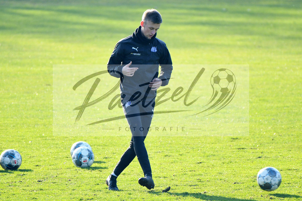 20200207_TRAOSN_0056 | Fußball, Herren: Sebastian Klaas (VfL Osnabrueck) in Aktion, am Ball, Einzelaktion waehrend der Trainingseinheit des VfL Osnabrueck im Sportpark Illoshoehe am 07.02.2020 in Osnabrueck, Deutschland. - Realisiert mit Pictrs.com