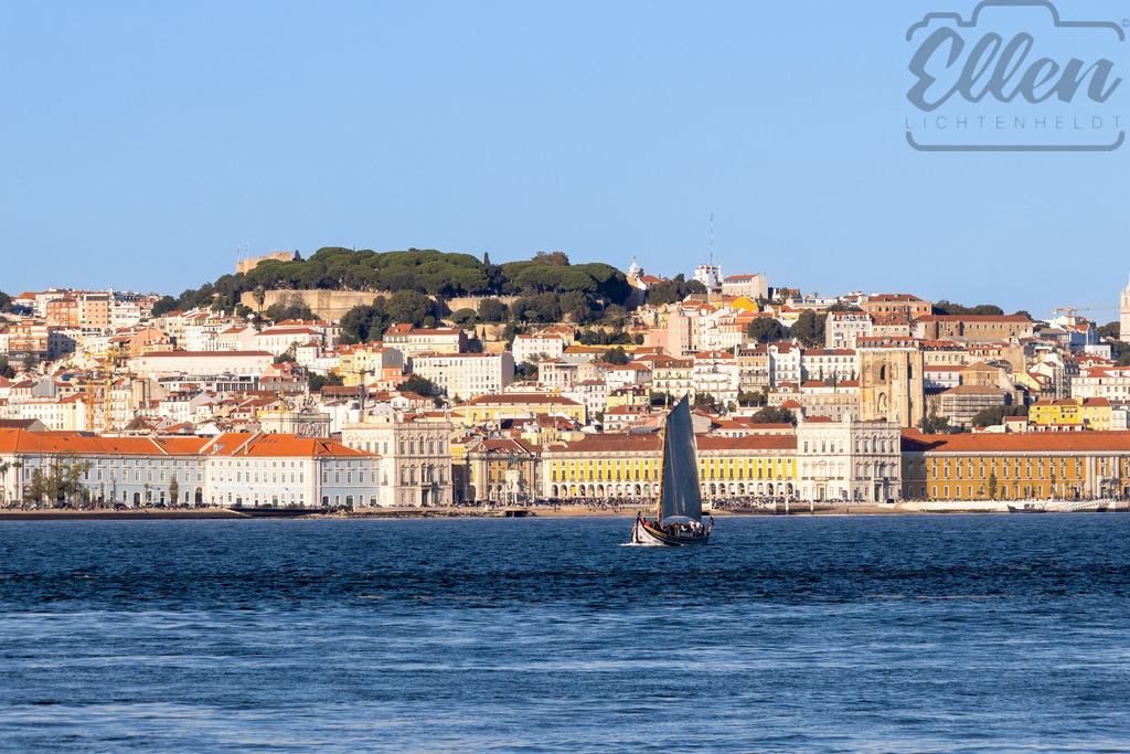 Sailing Past the City of Light | A sailboat glides across the calm waters of the Tagus, passing the golden facades of Lisbon bathed in afternoon light. A meeting of sea and city, timeless and full of wanderlust. - Realisiert mit Pictrs.com