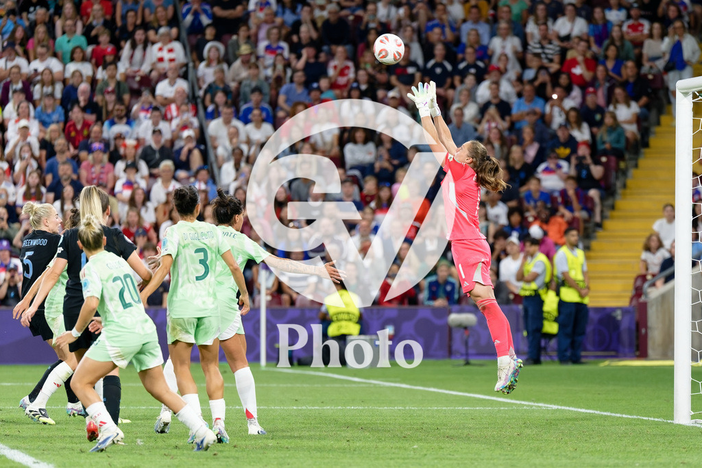 England v Italy - UEFA Women's EURO 2025 Semi-Final | GENEVA, SWITZERLAND - JULY 22:  Laura Giuliani of Italy making a save during the UEFA Women's EURO 2025 Semi-Final match between England and Italy at Stade de Geneve on July 22, 2025 in Geneva, Switzerland. (Photo by Giuseppe Velletri/Sports Press Photo/Getty Images)