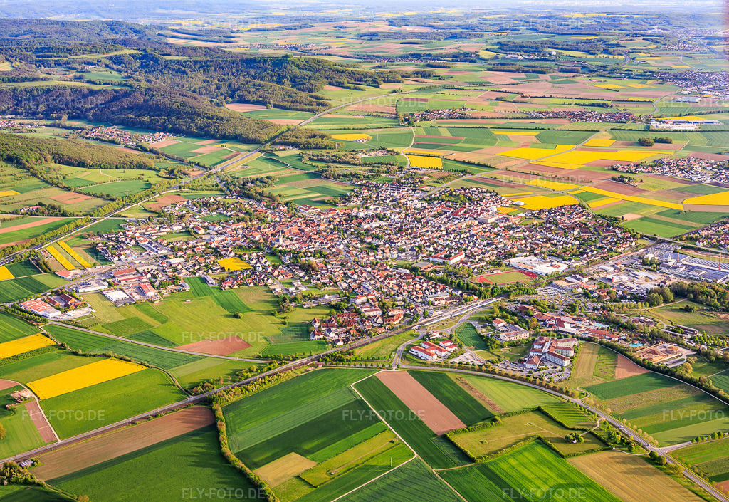 Luftbild: Ortsansicht aus Nordosten in Bad Staffelstein im Bundesland Bayern in Deutschland. – Foto: IMG_155472.jpg vom 02.05.2026 durch Werner Riehm/FLY-FOTO.de – Auflösung des Originals: 5811 x 4000 px
