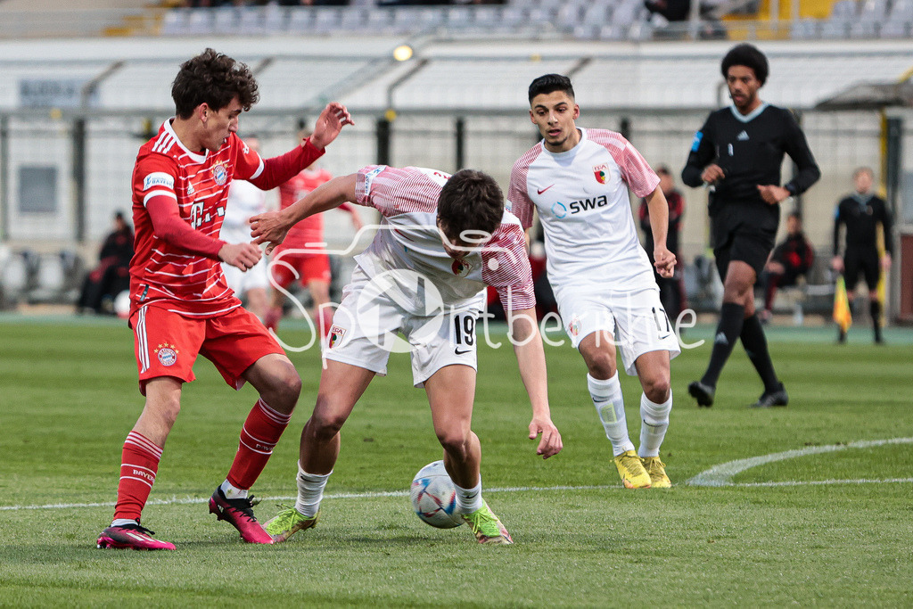 FC Bayern Amateure - FC Augsburg II | Younes AITAMER (FCB #17) im Duell mit Jordi WEGMANN (FCA #19)