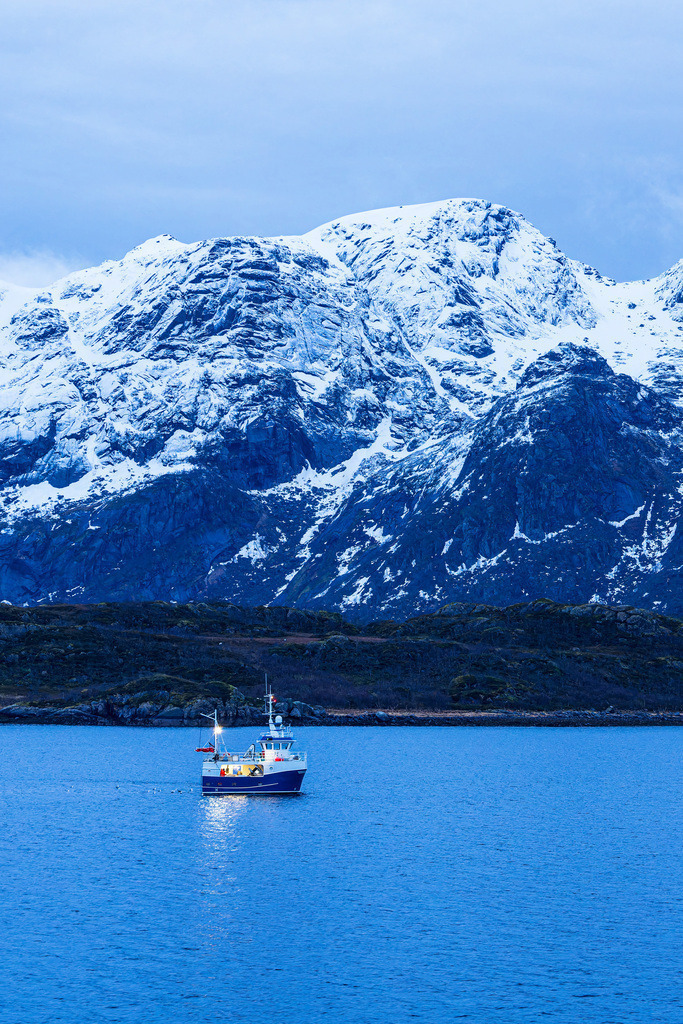 Berge und Felsen im Winter auf den Lofoten in Norwegen | Berge und Felsen im Winter auf den Lofoten in Norwegen.