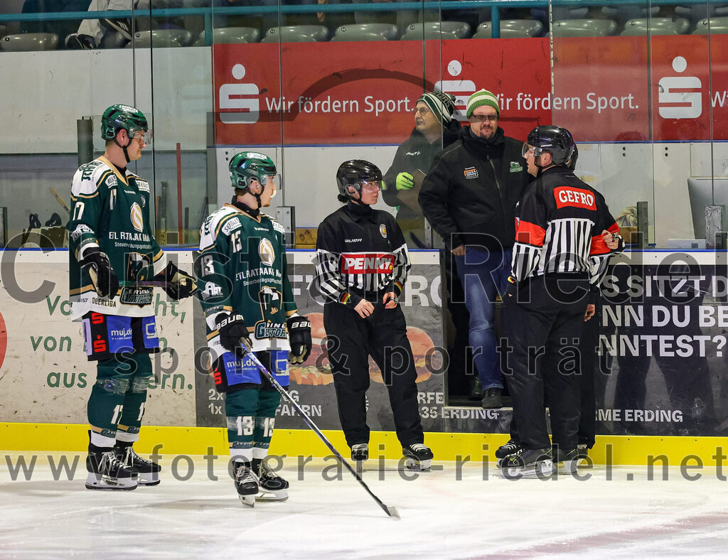 2025-12-23_098_TSV_Erding_gegen_Heilbronner_Falken | Erding, Deutschland, 23.12.2025:Eishockey, Oberliga Süd 2025 / 2026, 29. Spieltag, TSV Erding gegen Heilbronner Falken, Endergebnis: 5:4Elia Ostwald (Erding Gladiators, #17), Björn Salhi (Erding Gladiators, #13)Foto: Christian Riedel / fotografie-riedel.net