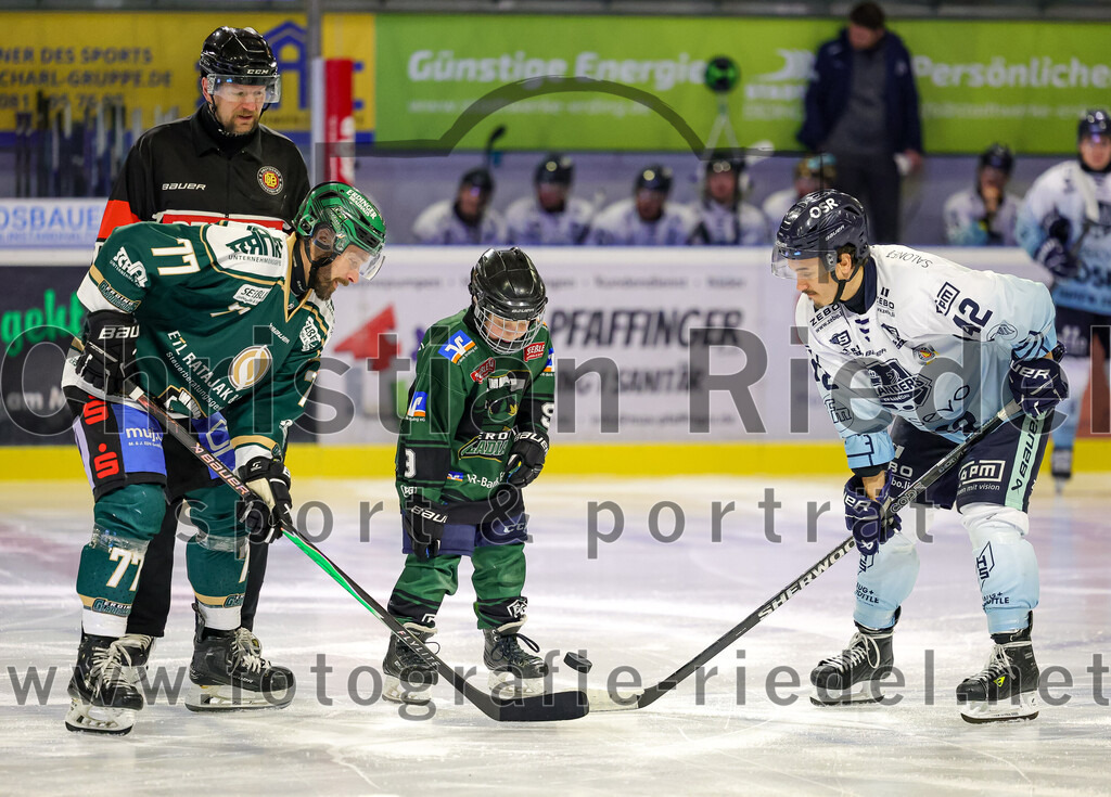2026-01-06_004_TSV_Erding_gegen_EV_Lindau_Islanders | Erding, Deutschland, 06.01.2026:Eishockey, Oberliga Süd 2025 / 2026, 35. Spieltag, TSV Erding gegen EV Lindau Islanders, Endergebnis: 2:5Philipp Michl (Erding Gladiators, #77), Marcus Marsall (EV Lindau Islanders, #42)Foto: Christian Riedel / fotografie-riedel.net