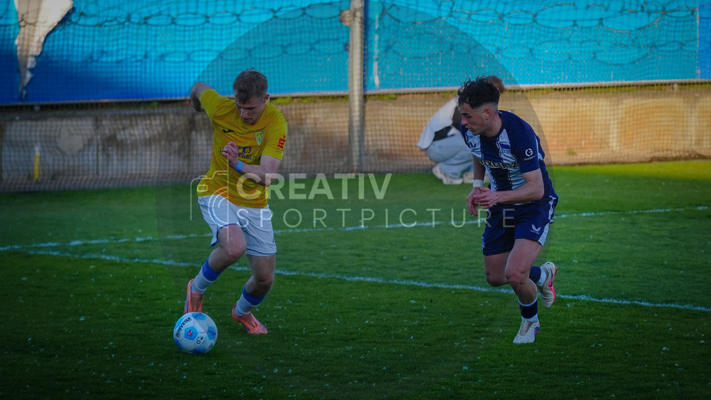 Fußball, Herren, Saison 2025/2026, Regionalliga Nordost, 32. Spieltag, Hertha BSC II vs. FSV 63 Luckenwalde, Donnerstag 30.04.2026, Hertha Amateurstadion | Fußball, Herren, Saison 2025/2026, Regionalliga Nordost, 32. Spieltag, Hertha BSC II vs. FSV 63 Luckenwalde, Donnerstag 30.04.2026, Hertha Amateurstadion, Im Bild: Fabio Schneider (l. Luckenwalde) und Shalva Ogbaidze (r. Hertha) - Realisiert mit Pictrs.com