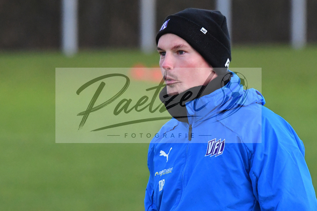 20200121_TRAOSN_0071 | Fußball, Herren: Co-Trainer Merlin Polzin (VfL Osnabrück) schaut beim Training des VfL Osnabrück am 21.01.2020 im Sportpark Illoshöhe in Osnabrück, Deutschland.(Foto von Nico Paetzel) - Realisiert mit Pictrs.com