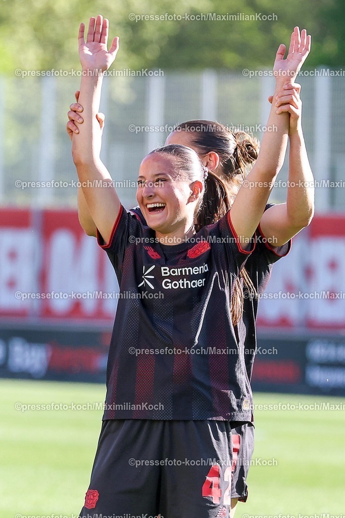 xsscx26042601046 | 26.04.2026, xsscx, Frauen Fussball, Bayer 04 Leverkusen - SC Freiburg, 1. Fussball Bundesliga, 23. Spieltag, Ulrich-Haberland-Stadion, Saison 2025 2026: Die Mannschaft von Bayer 04 Leverkusen mit Sana Coskun (Bayer Leverkusen #42) und Carlotta Wamser (Bayer Leverkusen #37) feiern ihren Sieg gegen den SC Freiburg mit den Fans DFB regulations prohibit any use of photographs as image sequences and or quasi-video. Photo: xSandraxScherningxPressefotoKochx