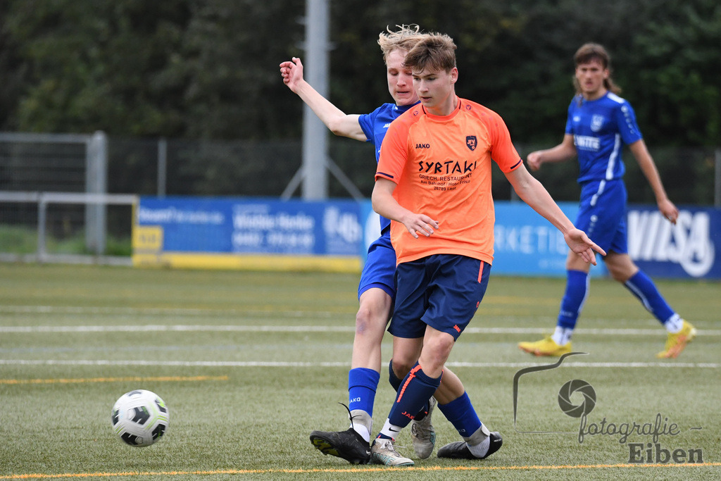 FC Rastede-JFV Leer | A-Jugend Bezirksliga; FC Rastede (blau)-JFV Leer (orange) am 07.10.2023; in Rastede (Sportanlage Köttersweg), Photo: Philip Eiben 2023 - Realisiert mit Pictrs.com