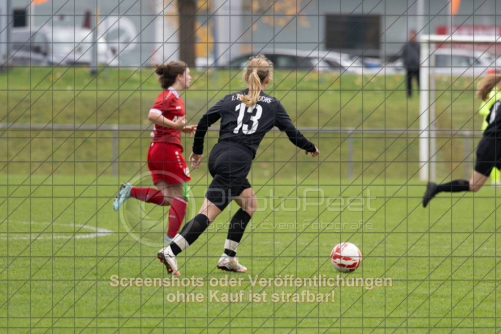 20251012_135004_0652 | #,1.FC Donzdorf (schwarz) vs. VfB Stuttgart II (rot), Fussball, Frauen-Verbandsliga Württemberg, 05. Spieltag, Saison 2025/2026, Rasenplatz Lautertal Stadion, Süßener Straße 16, 73072 Donzdorf, 12.10.2025 - 13:00 Uhr,Foto: PhotoPeet-Sportfotografie/Peter Harich