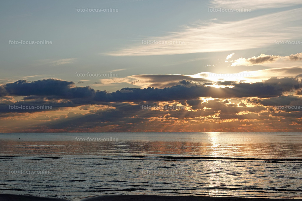 Spectacular almost spiritual sunset on the beach of Liepja | foto-focus-online