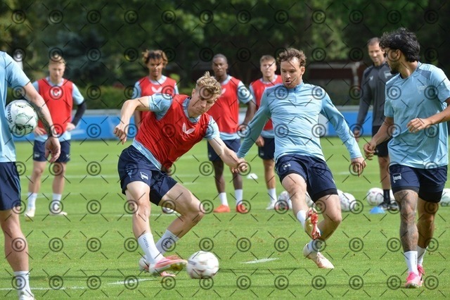 RGE_0127 | Hertha BSC, 2.Bundesliga, Herren, Fußball, Training auf dem Schenckendorffplatz, Dienstag 18.08. 2026, Saison 2026/27,  im Bild von li.  Julian Eitschberger ( Hertha BSC ),Pascal Klemens ( Hertha BSC ),  Fotograf: Ralf Gebhardt - Realisiert mit Pictrs.com
