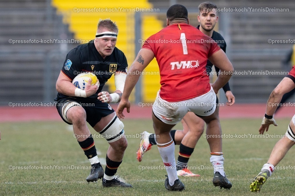 YDR16022501006 | 16.02.2025, xydrx, Rugby Europe Championship, Deutschland - Belgien, 15er Männer, Auestadion Kassel: Luis Ball (Deutschland #4) im Zweikampf mit Jörn Schröder (Deutschland #1)