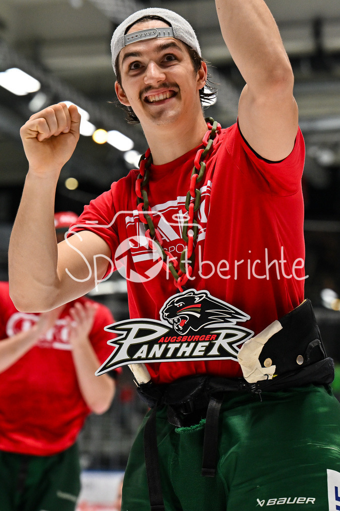Augsburger Panther - Schwenninger Wild Wings | aUGSBURG, DEUTSCHLAND - 2. NOVEMBER: Die Spieler der Panther feier zusammen mit den Zuschauern den Heimsieg gegen Schwenningen nach dem Ligaspiel zwischen den Augsburger Panthern und den Schwenninger Wild Wings am 17. Spieltag der Penny DEL im Curt Frenzel Stadion am 02.11.2025 /  Christian HANKE (Augsburger Panther 25)