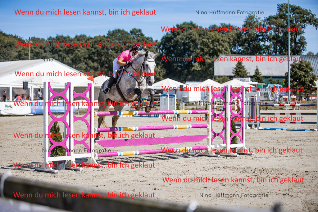 BK1A6825 | Turnierbilder Turnierfotos Nina Hüffmann Turnierfotografie Pferdefotografie Tierzeichnung Haustierzeichnung Pferdezeichnung Hundezeichnung Videograf  - Realisiert mit Pictrs.com