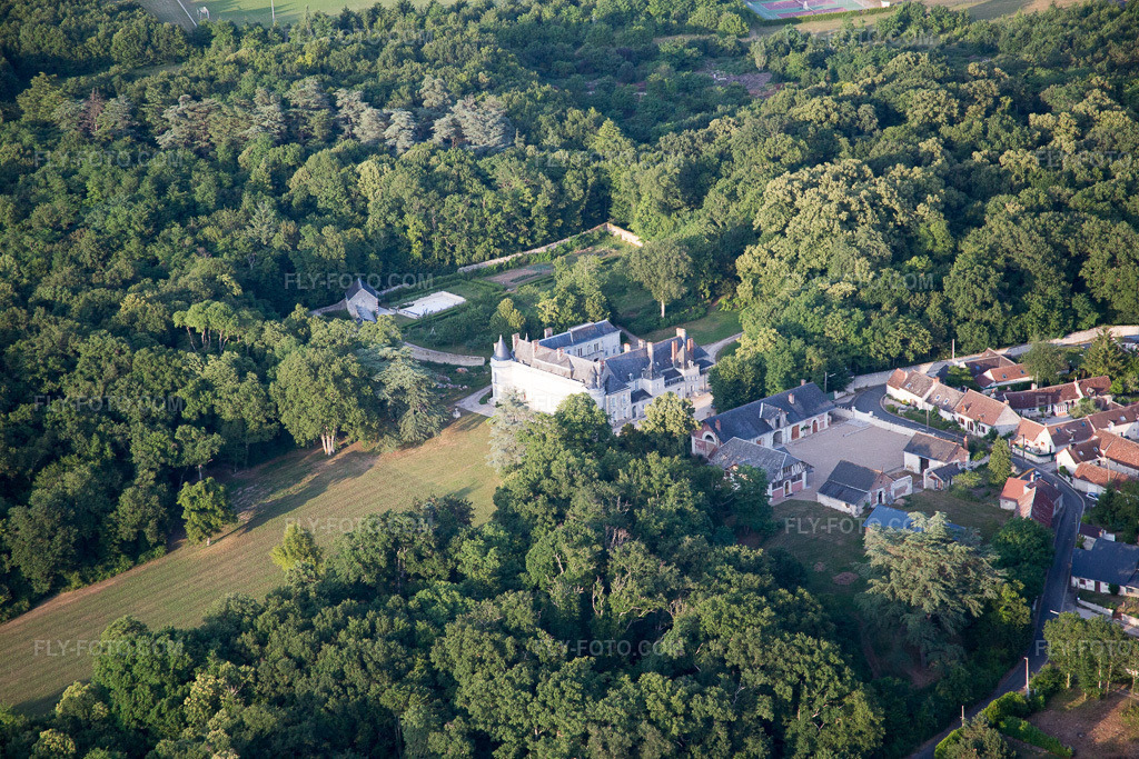 Aerial view: View of the town in Chailles in the state Loir et Cher, France. – Photo: IMG_082485.jpg taken on 06/20/2015 by Werner Riehm/FLY-FOTO.com – Resolution of the original: 5472 x 3648 px