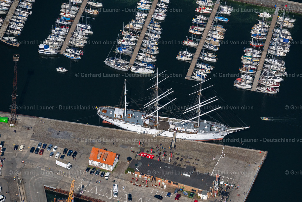 4061687 | HANSESTADT STRALSUND 08.09.2021 Harbor island with sports boats and the sailing training ship Gorch Fock I in the Hanseatic city of Stralsund in Mecklenburg - Western Pomerania. // Harbor island in Stralsund in Mecklenburg - Western Pomerania. Foto: Gerhard Launer