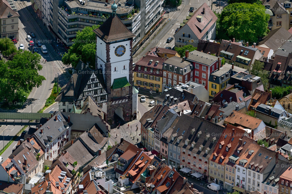 4033099 | FREIBURG IM BREISGAU 30.06.2020 Schwabentor im Stadtzentrum und Altstadt im Innenstadtbereich in Freiburg im Breisgau im Bundesland Baden-Württemberg, Deutschland. Weiterführende Informationen bei: Stadt Freiburg im Breisgau. // The city center and old town with cathedral in the downtown area in Freiburg im Breisgau in the state Baden-Wurttemberg, Germany. Further information at: Stadt Freiburg im Breisgau. Foto: Gerhard Launer