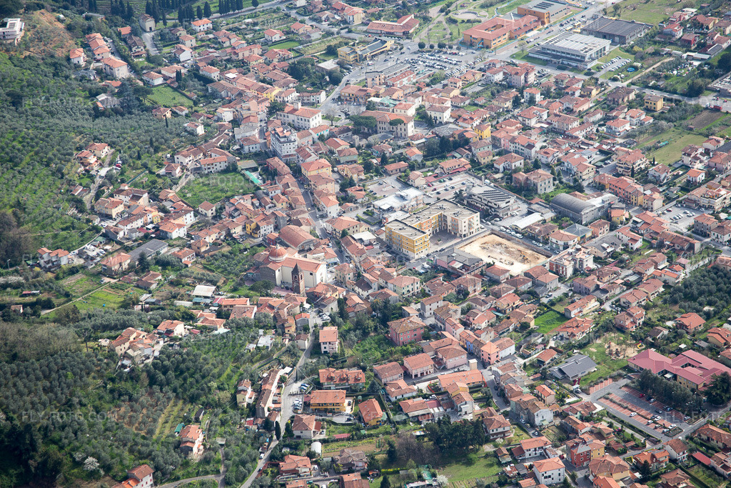 Aerial view: View of the town in Massarosa in the state Lucca, Italy. – Photo: IMG_086960.jpg taken on 04/03/2016 by Werner Riehm/FLY-FOTO.com – Resolution of the original: 5472 x 3648 px
