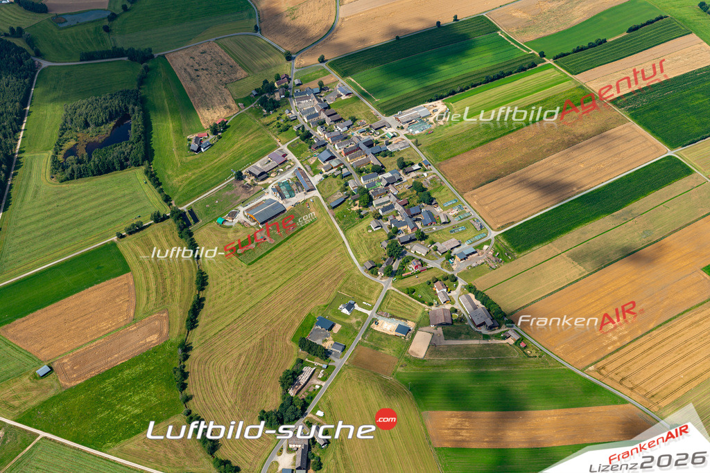Die Luftaufnahme Reicholdsgrün - Kirchenlamitz wurde 2021 mittels Flugzeug (keine Drohne) erstellt. Hohe Auflösung -für große Poster und Wandbilder geeignet!