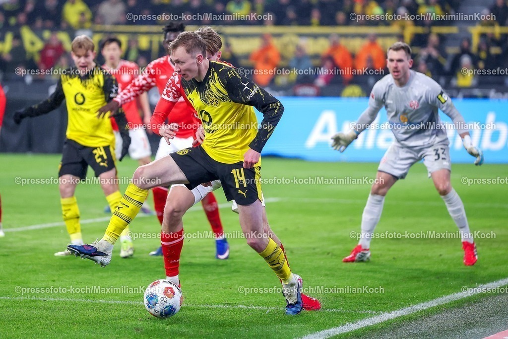 BVB13022601071 | 13.02.2026, Fußball, Borussia Dortmund - 1.FSV Mainz 05,, 1. Fußball Bundesliga, 22. Spieltag, Signal Iduna Park, Saison 2025 2026: Maximilian Beier&nbsp;(BVB #14) im Zweikampf gegen  Kacper Potulski&nbsp;(1.FSV Mainz05 #48)  DFB regulations prohibit any use of photographs as image sequences and or quasi-video.