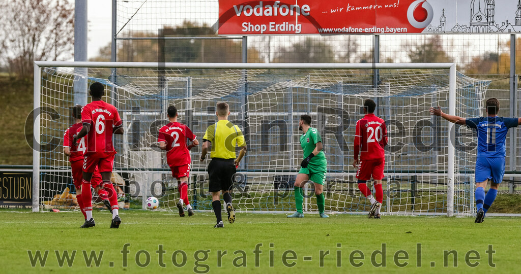 2023-11-04_026_FC_Langengeisling_gegen_VfL_Waldkraiburg | Erding, Deutschland, 04.11.2023:
Fußball, Bezirksliga Oberbayern Ost 2023 / 2024, 16. Spieltag, FC Langengeisling gegen VfL Waldkraiburg, Endergebnis: 2:0

Tor zum 1:0 durch David Riederle (FC Langengeisling, #14)

Raimund Stuiber (VfL Waldkraiburg, #4), Aristote Biali (VfL Waldkraiburg, #6), Abdullah Eryilmaz (VfL Waldkraiburg, #2), Schiedsrichter Benjamin Findl, Torwart Bekir Karatepe (VfL Waldkraiburg, #42), Luciano Liquiliqui (VfL Waldkraiburg, #20), Florian Rupprecht (FC Langengeisling, #11)

Foto: Christian Riedel / fotografie-riedel.net