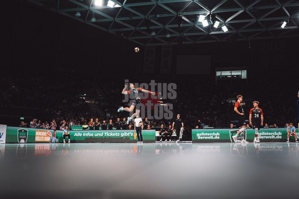 Volleyball | Männer | Testspiel | Deutschland vs. Italien | 26.05.2025 | Simon Torwie (#33, Deutschland) beim Aufschlag