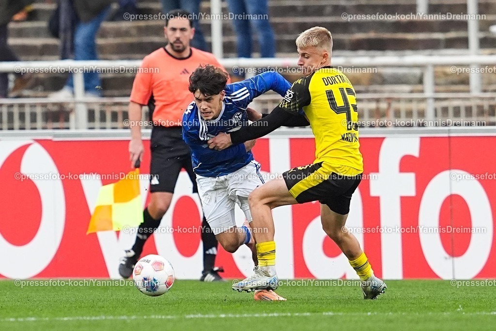 xYDRx08112501053 | 08.11.2025, xydrx, Fußball, Regionalliga West, Borussia Dortmund II - FC Schalke 04 II, Saison 2025 2026, Stadion Rote Erde: Edion Gashi (FC Schalke 04 II #20) im Zweikampf gegen Danylo Krevsun (Borussia Dortmund II #43)