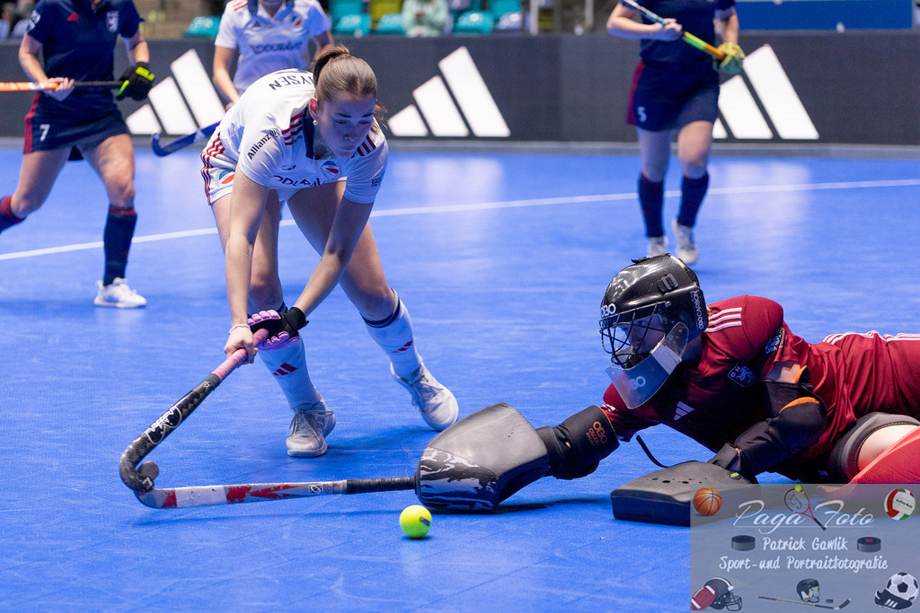 Volvo E.R.B. Final 4 Halbfinale Frauen: Mannheimer HC - Düsseldorfer HC, 25.01.2025 | Alexine Matthysen (Mannheimer HC #16) &amp; Femke Jovy (Düsseldorfer HC #1), Mannheimer HC - Düsseldorfer HC, Frankfurt, Süwag Arena, 25.1.2025 - Realisiert mit Pictrs.com