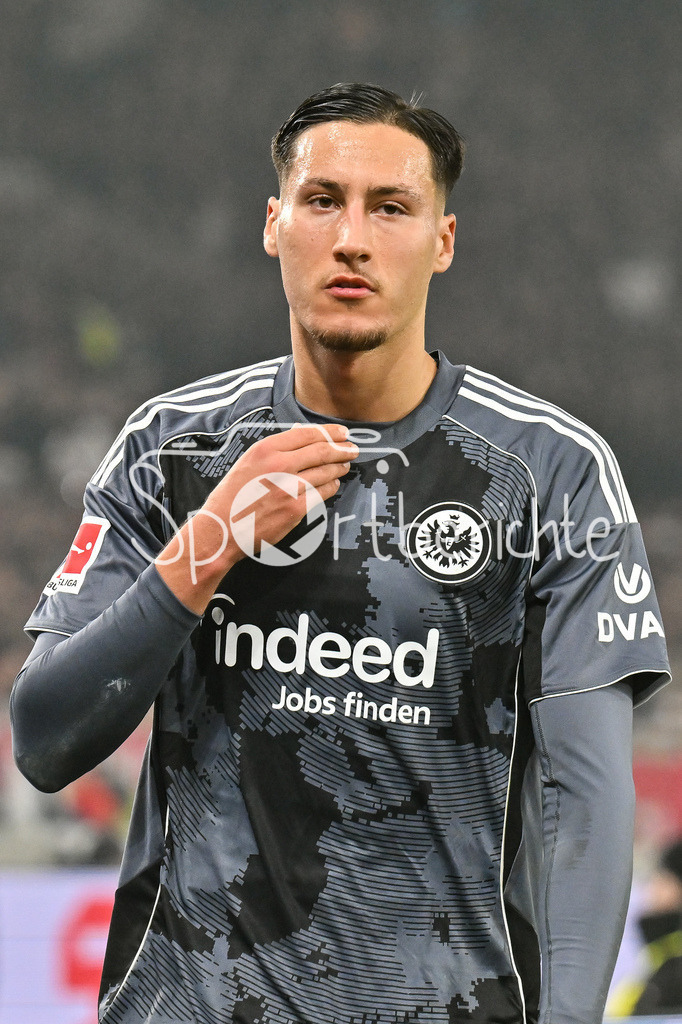 VfB Stuttgart - SG Eintracht Frankfurt | STUTTGART, GERMANY - 13. JANUARY: der verletzte Younes EBNOUTALIB (Eintracht Frankfurt 11) muss ausgewechselt werden während dem Bundesligamatch zwischen dem VfB Stuttgart und der SG Eintracht Frankfurt am 17. Spieltag in der MHP-Arena / DFL REGULATIONS PROHIBIT ANY USE OF PHOTOGRAPHS AS IMAGE SEQUENCES AND/OR QUASI-VIDEO