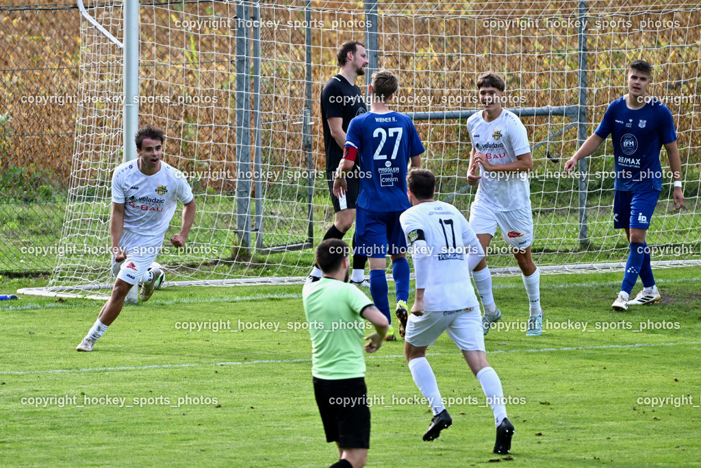 ASKÖ Köttmannsdorf vs. Union Matrei | #16 Nico Khom ASKÖ Köttmannsdorf, Jubel ASKÖ Köttmannsdorf Mannschaft, #1 Julian Weiskopf UNION Matrei, #27 Hannes Wibmer UNION Matrei, #20 Daniel Hans Genser ASKÖ Köttmannsdorf, #17 Stephan Borovnik ASKÖ Köttmannsdorf, ASKÖ Köttmannsdorf vs. Union Matrei, ASKÖ Köttmannsdorf vs. Union Matrei am 13.09.2025 in Köttmannsdorf (Sportplatz Köttmannsdorf), Austria, (Photo by Bernd Stefan)