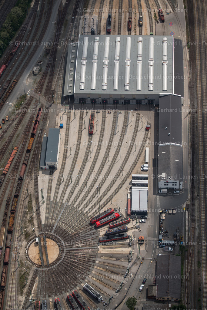 3803040 | NüRNBERG 21.08.2021 Gleisanlagen und Schienenstrecken am Rundschuppen ( auch Lokschuppen, Lokhalle oder Triebfahrzeughalle ) des Bahn- Betriebswerkes im Ortsteil Rangierbahnhof in Nürnberg im Bundesland Bayern, Deutschland. Weiterführende Informationen bei: DB Netz AG,  Deutsche Bahn AG. // Trackage and rail routes on the roundhouse - locomotive hall of the railway operations work in the district Rangierbahnhof in Nuremberg in the state Bavaria, Germany. Further information at: DB Netz AG,  Deutsche Bahn AG. Foto: Gerhard Launer