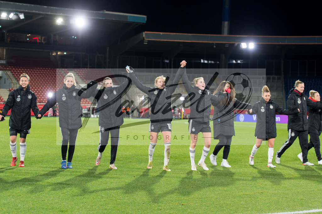 GERTUR20211126_055 | Fussball, Frauen:  Spielerinnen von Deutschland Schlussjubel, jubelt nach dem 8:0 Sieg bei dem Spiel der WM-Qualifikation zwischen Deutschland und Tuerkei im Eintracht-Stadion am 26.11.2021 in Braunschweig, Deutschland. - Realisiert mit Pictrs.com