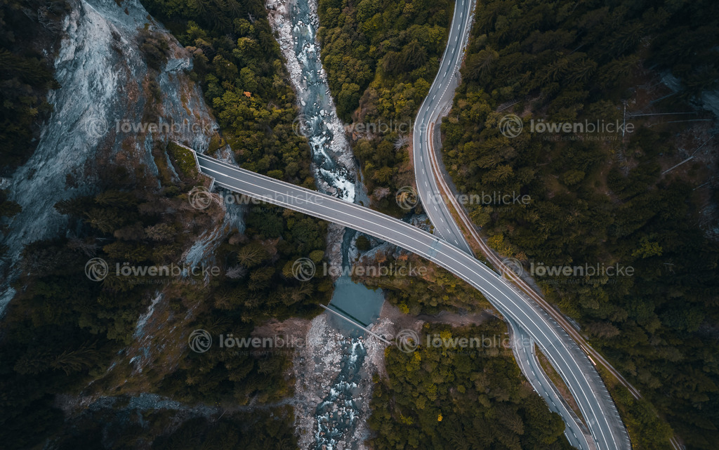 Vamala Schlucht in der Schweiz bei Wolken | löwenblicke | shop