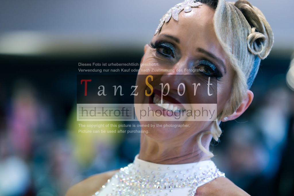 20250906_LM_By_Masters-III-S-Std_6793 | Tanzsportbilder, Standardtanz, Lateintanz, WDSF, DTV, LTVB, dancecomp, goc, hessen tanzt, blaues band der spree, walzer, tango, wiener walzer, slowfox, quickstepp, samba, rumba, cha-cha-cha, paso doble. jive, hd-kroft photography, turniertanzsport